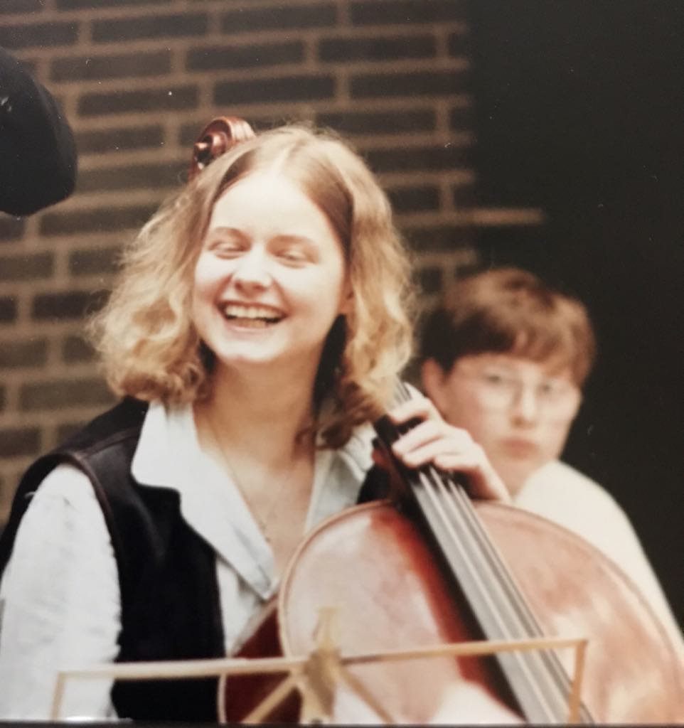 Tess Remy-Schumacher smiling with her cello.